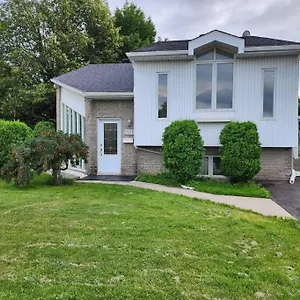 Timeless Tranquility, A Place Near Everything! Holiday home Longueuil
